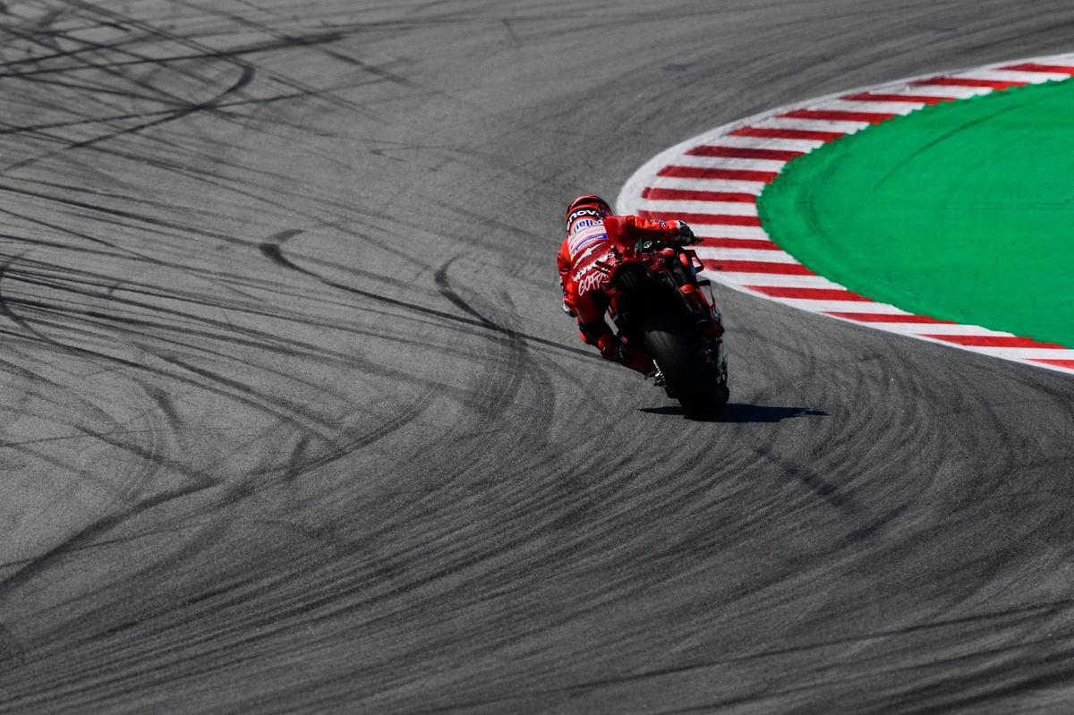 Bagnaia alerte sur un bitume 