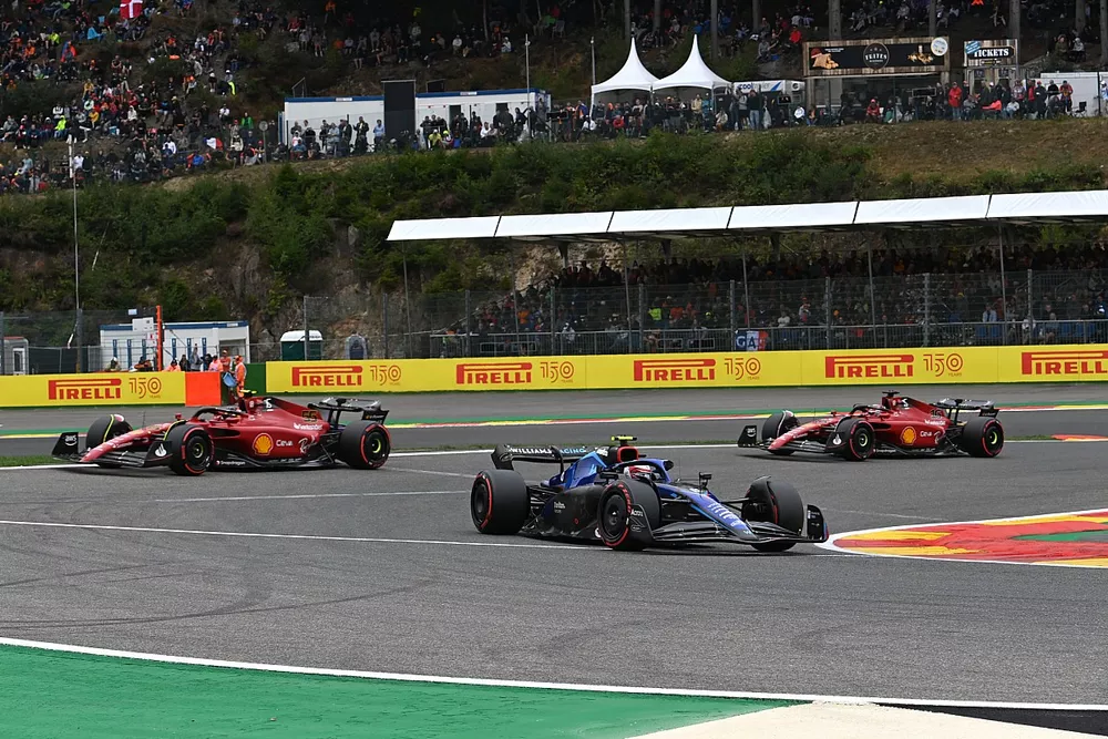 Nicholas Latifi, Williams FW44, Carlos Sainz, Ferrari F1-75, Charles Leclerc, Ferrari F1-75