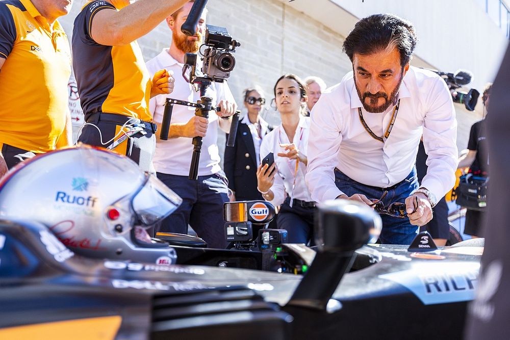 Mohammed bin Sulayem, presidente de la FIA, saluda a Mario Andretti