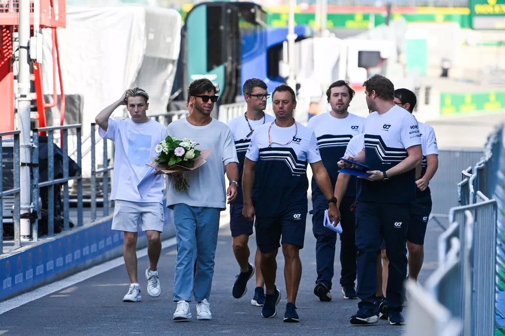 Pierre Gasly, Scuderia AlphaTauri y Liam Lawson llevan flores para rendir homenaje a Anthoine Hubert