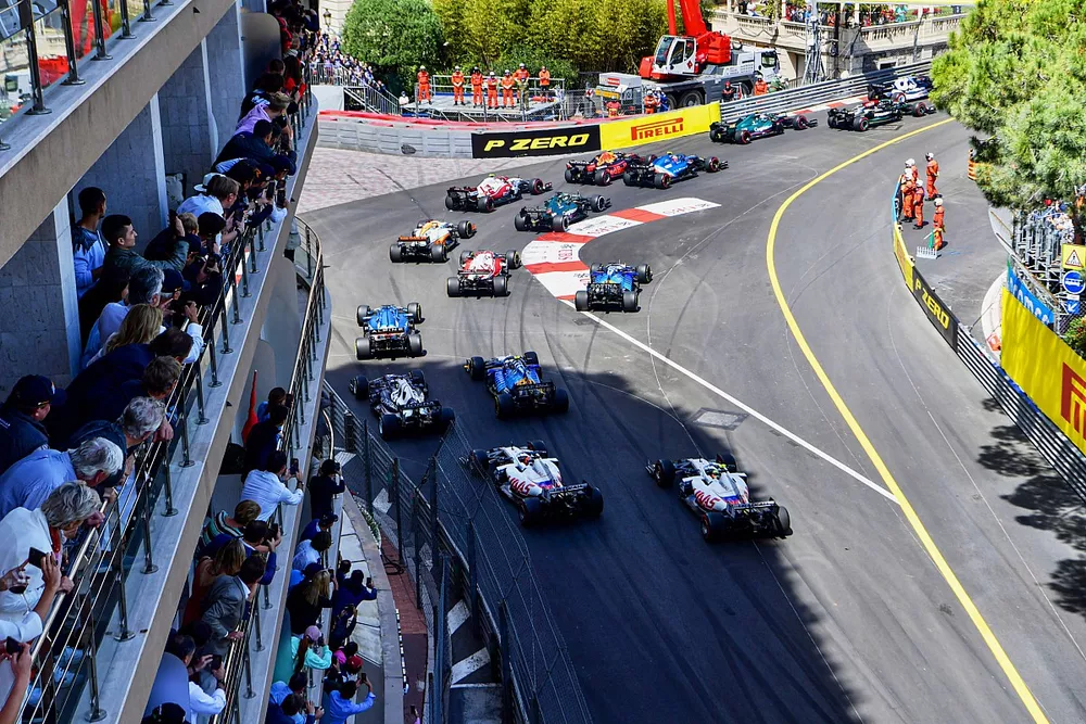 Lewis Hamilton, Mercedes W12, Sebastian Vettel, Aston Martin AMR21, Esteban Ocon, Alpine A521, Sergio Perez, Red Bull Racing RB16B, Antonio Giovinazzi, Alfa Romeo Racing C41, Lance Stroll, Aston Martin AMR21 et le reste du peloton au d&eacute;part