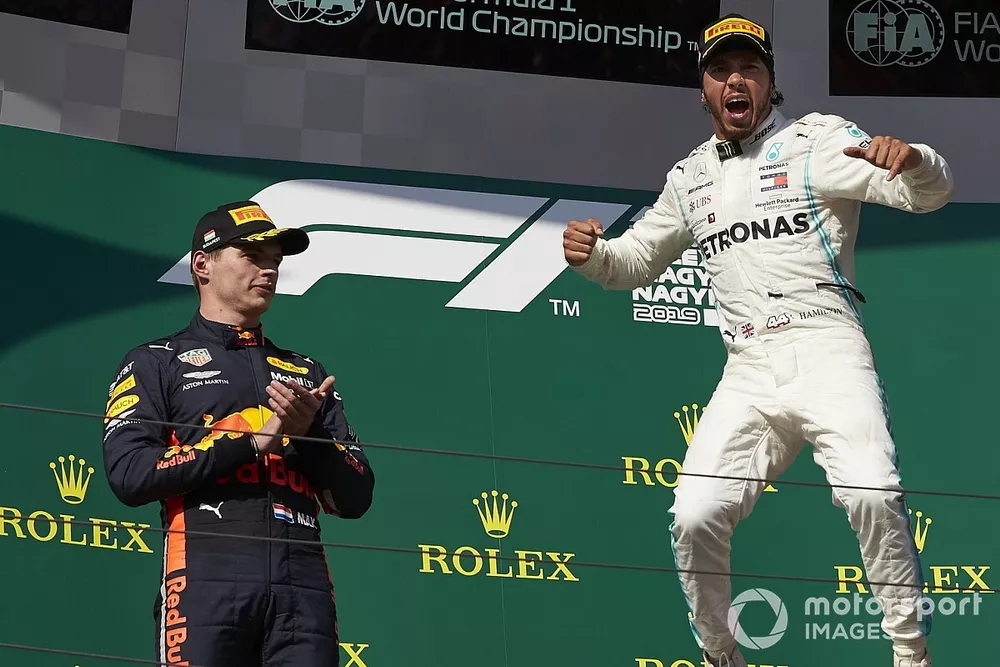 Max Verstappen, Red Bull Racing, deuxi&egrave;me, Lewis Hamilton, Mercedes AMG F1, vainqueur, et Sebastian Vettel, Ferrari,troisi&egrave;me, sur le podium