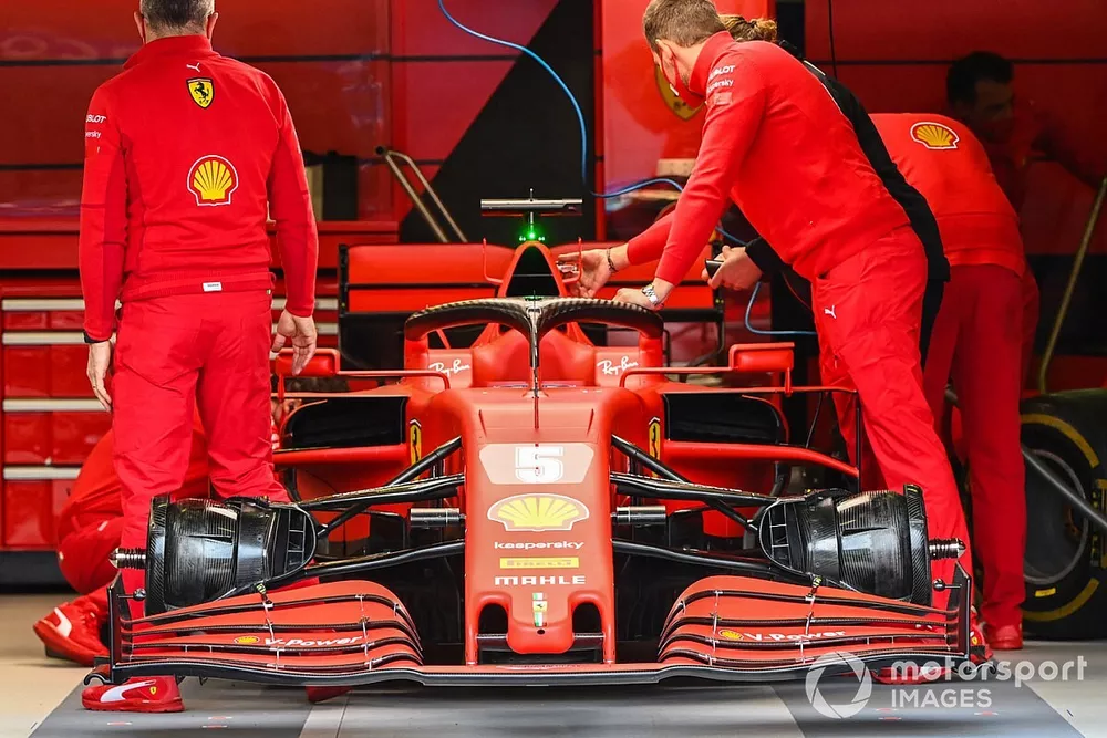 Mec&aacute;nicos con el Ferrari SF1000 de Sebastian Vettel