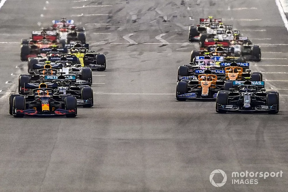 Max Verstappen, Red Bull Racing RB16 Valtteri Bottas, Mercedes F1 W11 and Lewis Hamilton, Mercedes F1 W11 at the start of the race