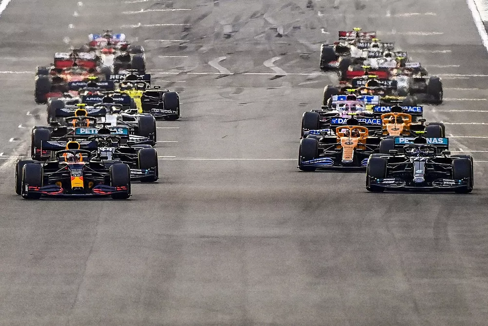Max Verstappen, Red Bull Racing RB16 Valtteri Bottas, Mercedes F1 W11 e Lewis Hamilton, Mercedes F1 W11 alla partenza della gara