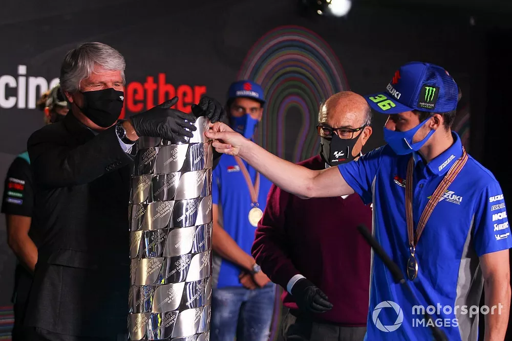 Le champion du monde Joan Mir, Team Suzuki MotoGP avec son troph&eacute;e, Jorge Viegas, Pr&eacute;sident FIM et Carmelo Ezpeleta, PDG Dorna