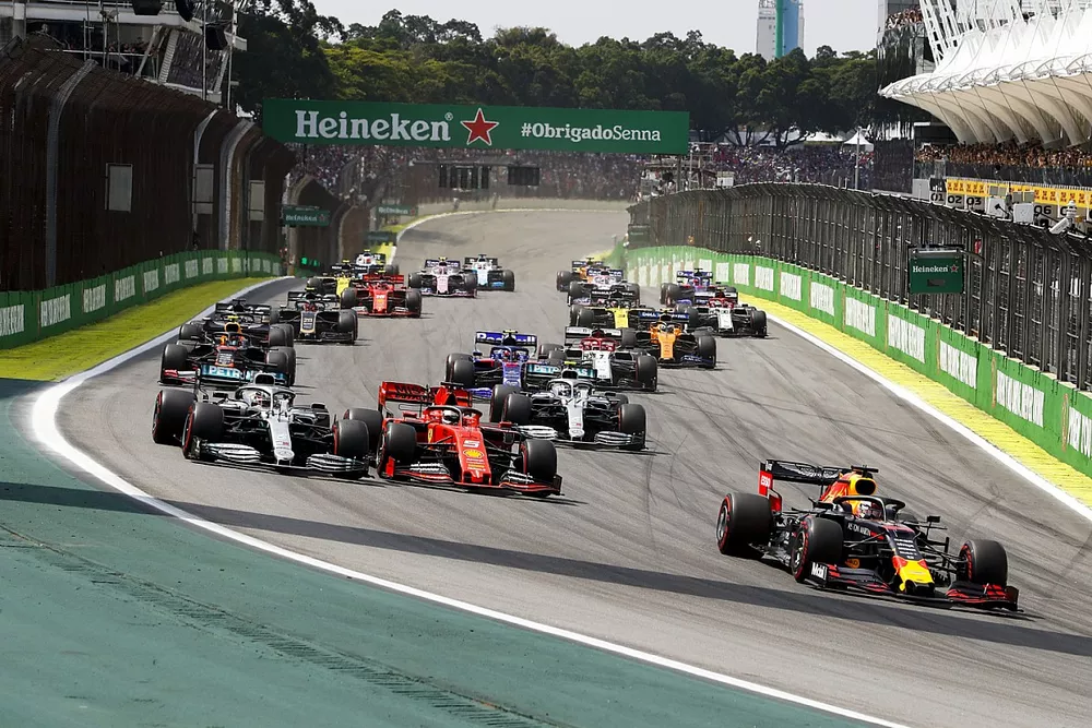 Max Verstappen, Red Bull Racing RB15,  Lewis Hamilton, Mercedes AMG F1 W10 y Sebastian Vettel, Ferrari SF90 al inicio