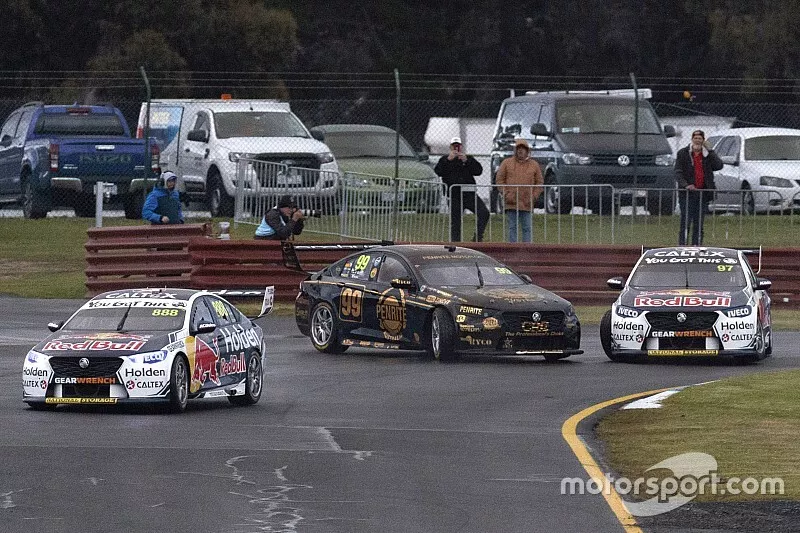 Shane van Gisbergen, Triple Eight Race Engineering Holden and Anton de Pasquale, Erebus Holden clash