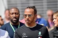 Hamilton diz que trocou mensagens sobre acerto do carro com engenheiro afastado