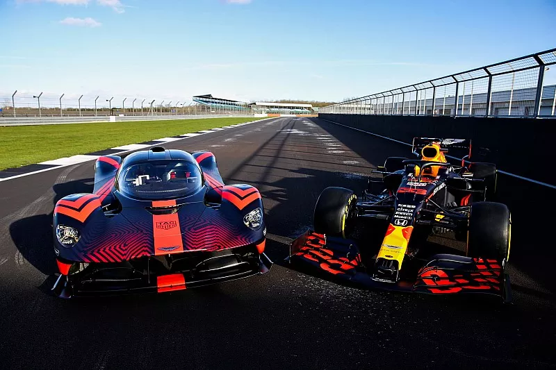 Max Verstappen, Red Bull Racing et Alexander Albon, Red Bull Racing, testent l'Aston Martin Valyrie