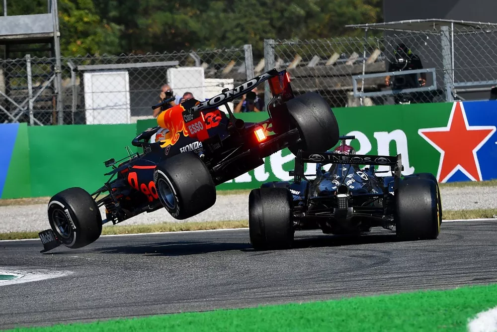 Le crash entre Max Verstappen, Red Bull Racing RB16B, et Lewis Hamilton, Mercedes W12