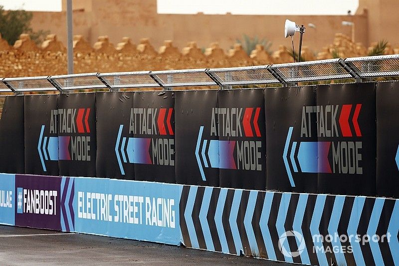 Modo ataque, logos del Fanboost en la pista