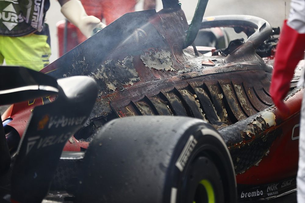 Les dégâts du feu sur la monoplace de Carlos Sainz, Ferrari F1-75