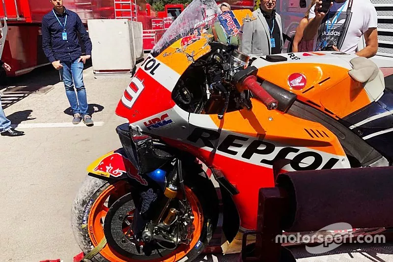 La moto de Jorge Lorenzo, Repsol Honda, apr&egrave;s sa chute
