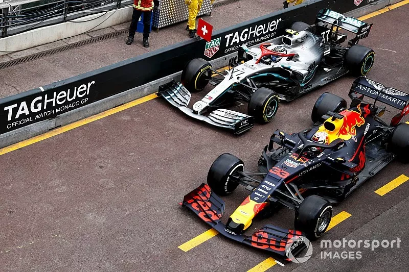 Max Verstappen, Red Bull Racing RB15, et Valtteri Bottas, Mercedes AMG W10, en bataille dans la voie des stands