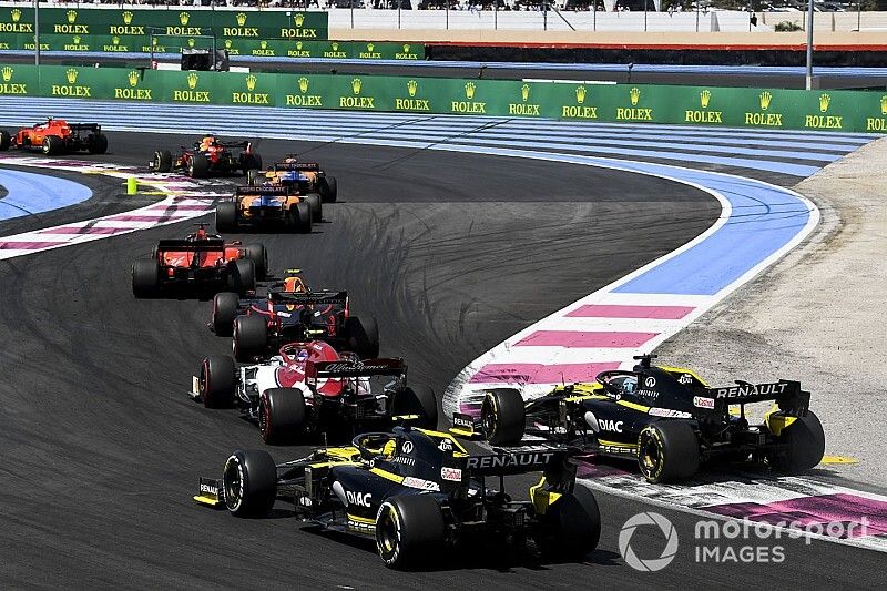 Charles Leclerc, Ferrari SF90, Max Verstappen, Red Bull Racing RB15, Carlos Sainz Jr., McLaren MCL34, Lando Norris, McLaren MCL34, Sebastian Vettel, Ferrari SF90, Pierre Gasly, Red Bull Racing RB15, Antonio Giovinazzi, Alfa Romeo Racing C38, Daniel Ricciardo, Renault F1 Team R.S.19, y Nico Hulkenberg, Renault F1 Team R.S. 19, en la vuelta de formaci&oacute;n