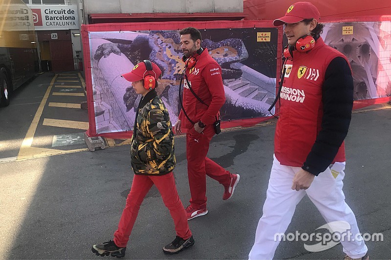 Ferrari: il presidente John Elkann ha fatto visita alla squadra nei box di Barcellona