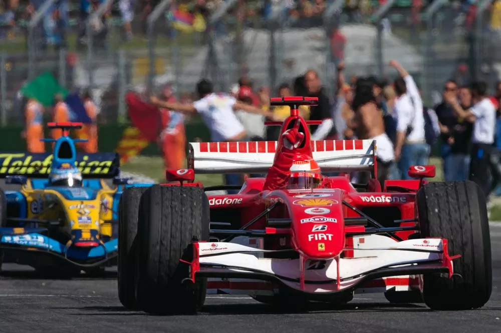 Michael Schumacher, Ferrari 248 F1, Fernando Alonso, Renault R26