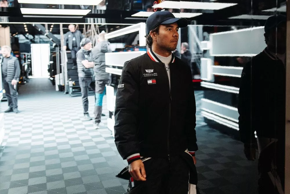 VIDEO: Checo Pérez presenta un nuevo casco para el 2026