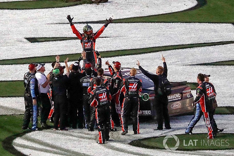 Kurt Busch wins the 2017 Daytona 500 with last-lap pass