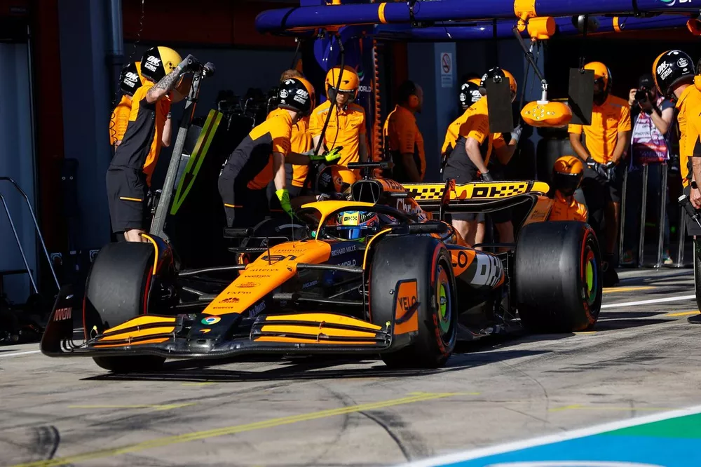 Oscar Piastri, McLaren MCL38, in the pit lane 