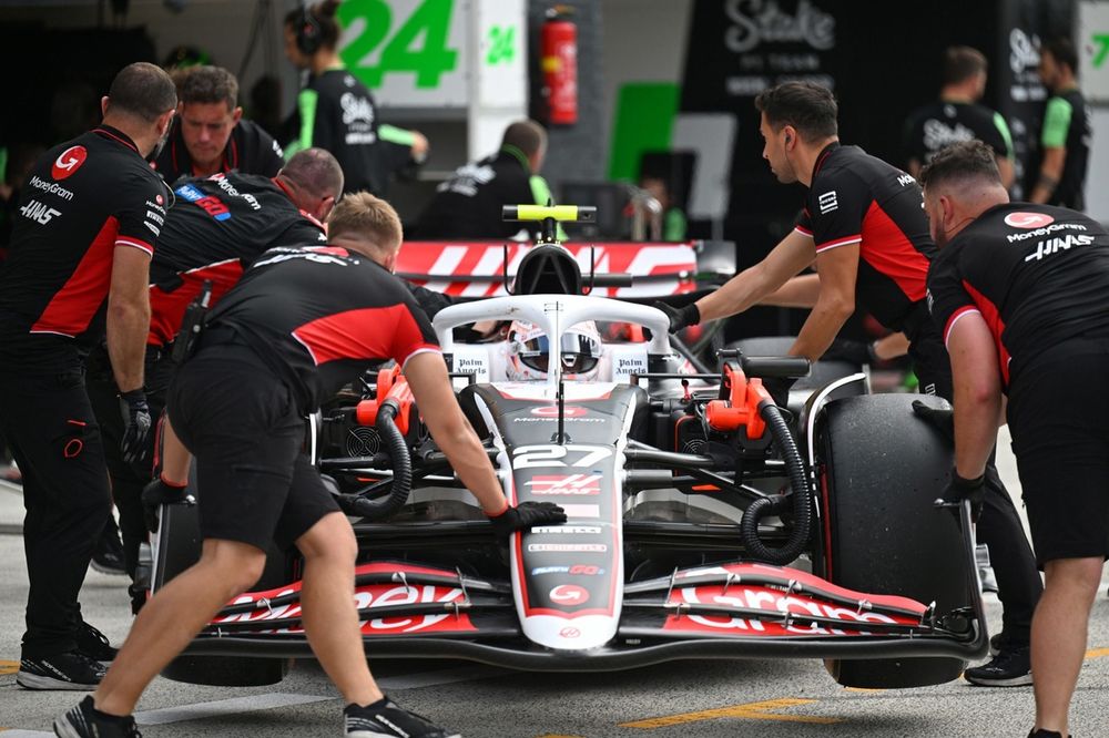 Los mecánicos del equipo Haas F1 empujan a Nico Hulkenberg, Haas VF-24