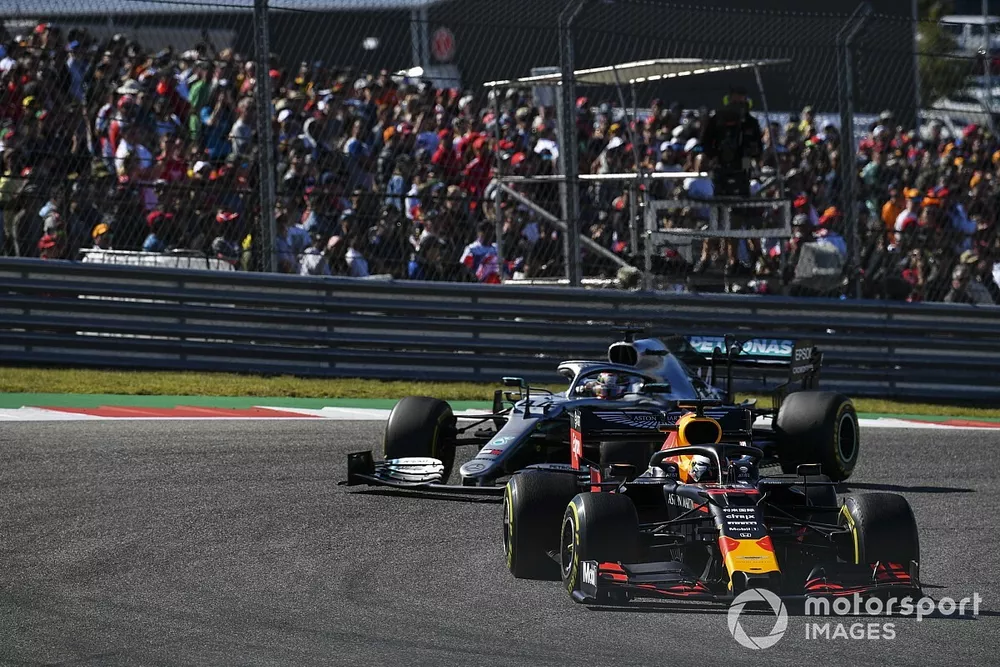 Max Verstappen, Red Bull Racing RB15, et Lewis Hamilton, Mercedes AMG F1 W10 