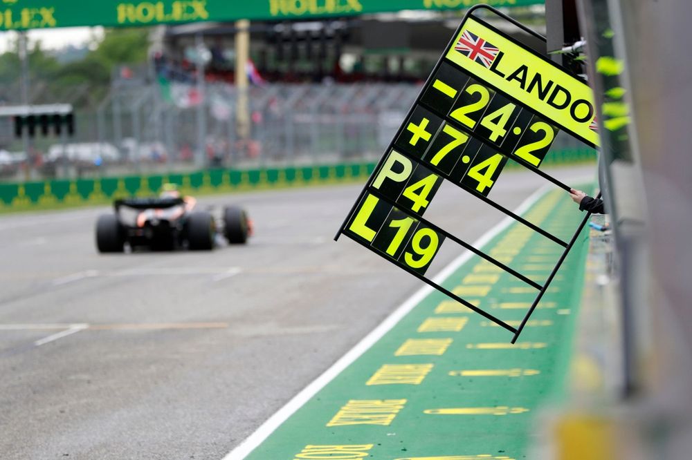 ハイテク無線時代でもF1ピットボードが生き残る理由