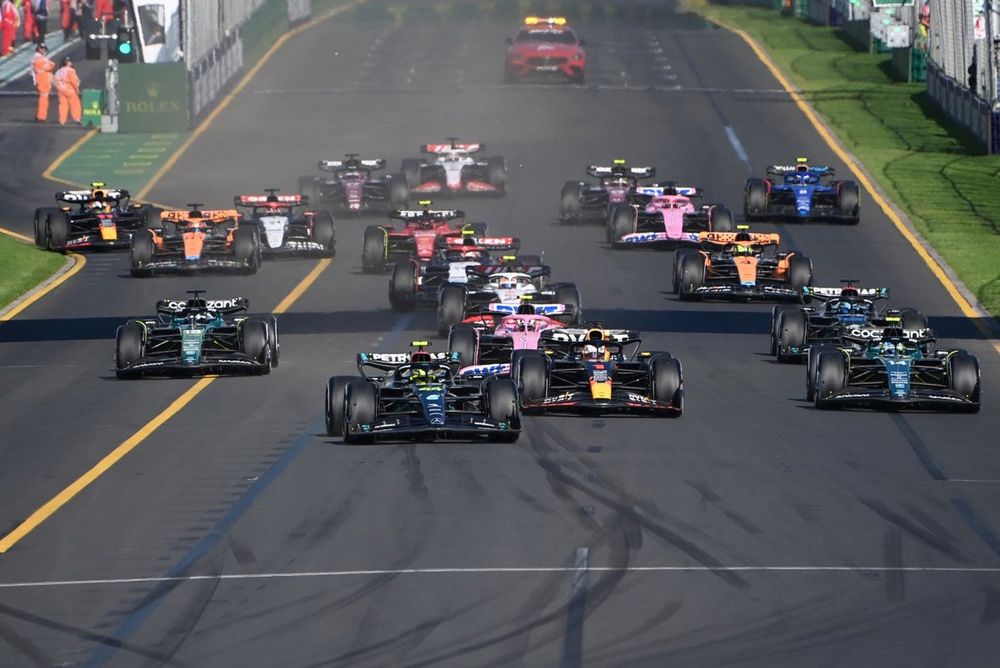 Lewis Hamilton, Mercedes F1 W14, Max Verstappen, Red Bull Racing RB19, Fernando Alonso, Aston Martin AMR23, Lance Stroll, Aston Martin AMR23, the rest of the field at the restart