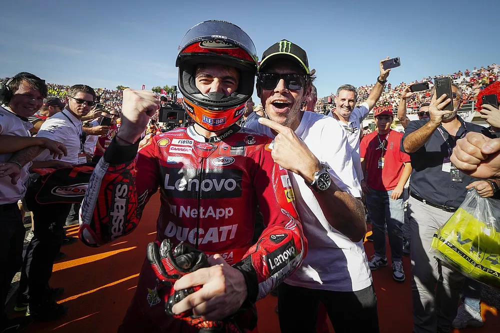 Campe&oacute;n Francesco Bagnaia, Ducati Team con Valentino Rossi