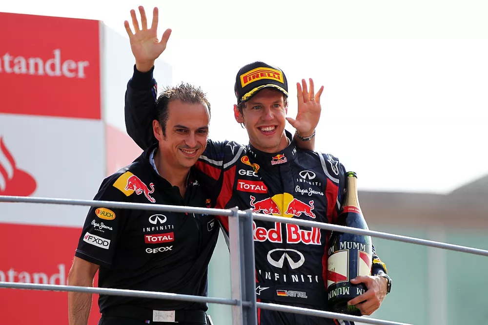 El ganador de la carrera Sebastian Vettel, Red Bull Racing celebra en el podio con Stefano Sordo, Ingeniero de Carrera de Red Bull Racing.