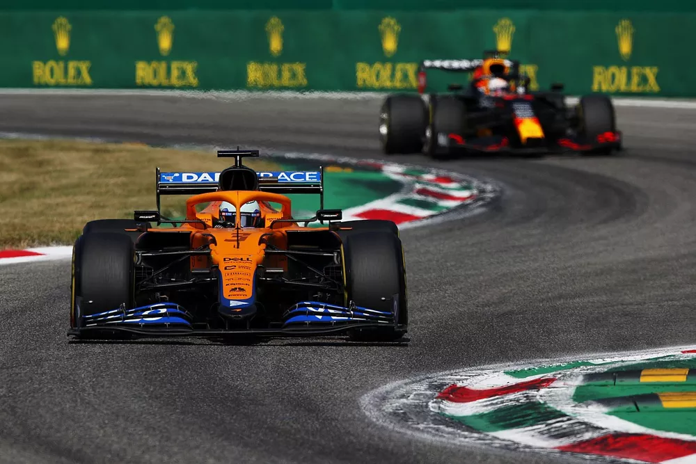 Daniel Ricciardo, McLaren MCL35M, Max Verstappen, Red Bull Racing RB16B