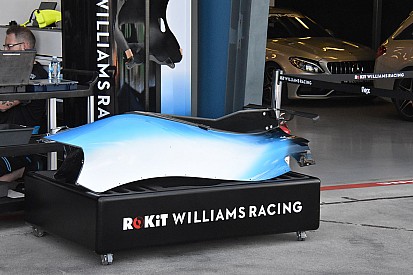 Nem csak a kényszer nyomai figyelhetőek meg a Williams FW42-őn