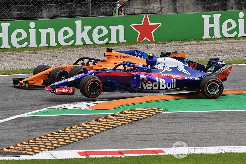 Fernando Alonso, McLaren MCL33 et Pierre Gasly, Scuderia Toro Rosso STR13 se touchent