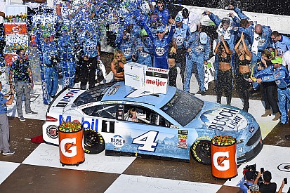Харвик выиграл седьмую гонку в сезоне NASCAR