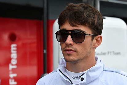 Troca de Kimi por Leclerc na Ferrari volta a ganhar força