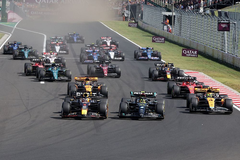 Lewis Hamilton, Mercedes F1 W14, Max Verstappen, Red Bull Racing RB19, Lando Norris, McLaren MCL60, Oscar Piastri, McLaren MCL60, Charles Leclerc, Ferrari SF-23, el resto de la parrilla en la salida.