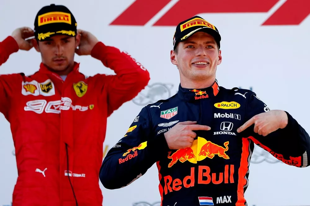 Il vincitore della gara Max Verstappen, Red Bull Racing festeggia sul podio con Charles Leclerc, Ferrari