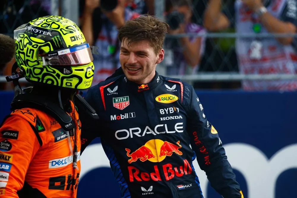 Max Verstappen, Red Bull Racing, deuxi&egrave;me, f&eacute;licite Lando Norris, McLaren F1 Team, vainqueur