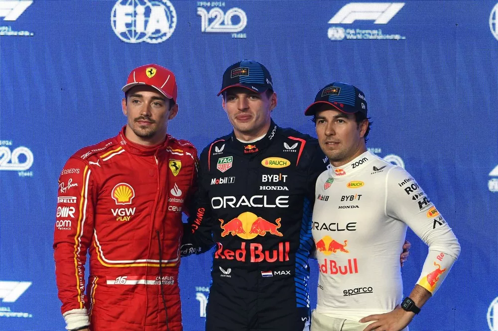Top-drie van de kwalificatie: Charles Leclerc, Scuderia Ferrari, polesitter Max Verstappen, Red Bull Racing, en Sergio Perez, Red Bull Racing.