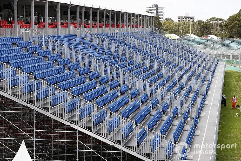 Des tribunes vides