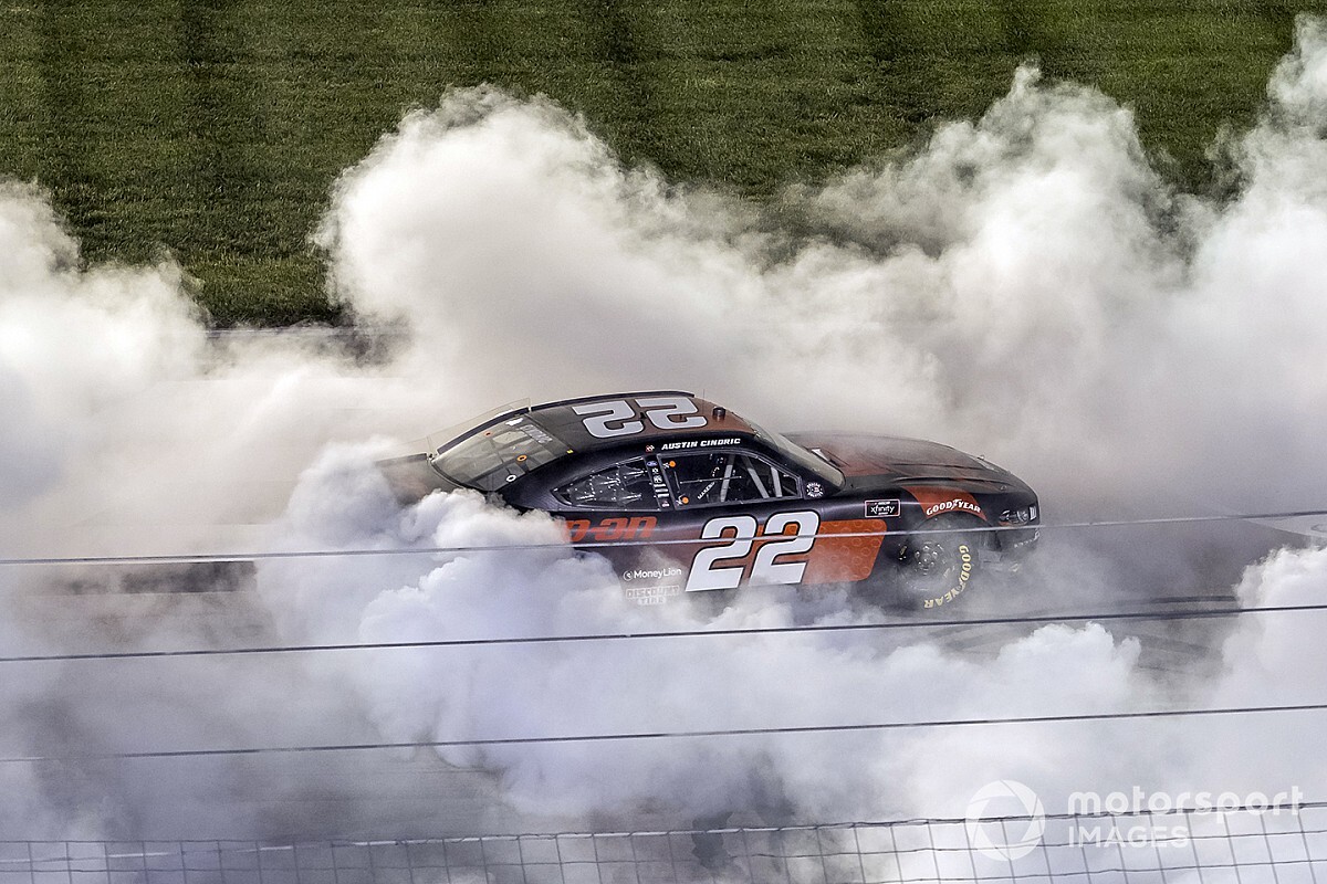 гонка 2013 обложка. гонка со временем 2022. гонка со временем фильм 2022. гонка со временем на русском. кольцевые ретро гонки.