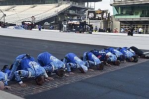 Harvick znów całuje cegły