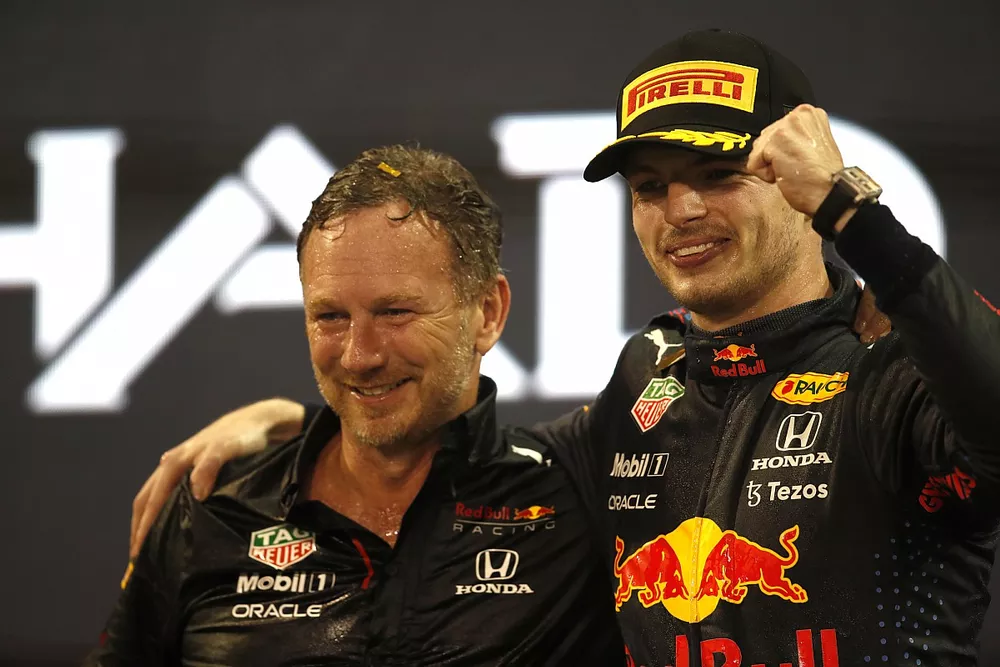 Il campione piloti 2021 Max Verstappen, Red Bull Racing, primo classificato, Christian Horner, Team Principal, Red Bull Racing, festeggiano sul podio