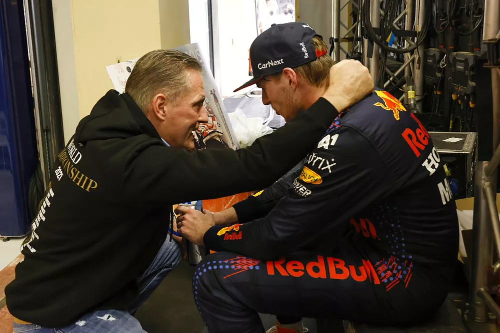 Max Verstappen, Red Bull Racing, 1e positie, met zijn vader Jos Verstappen na de race