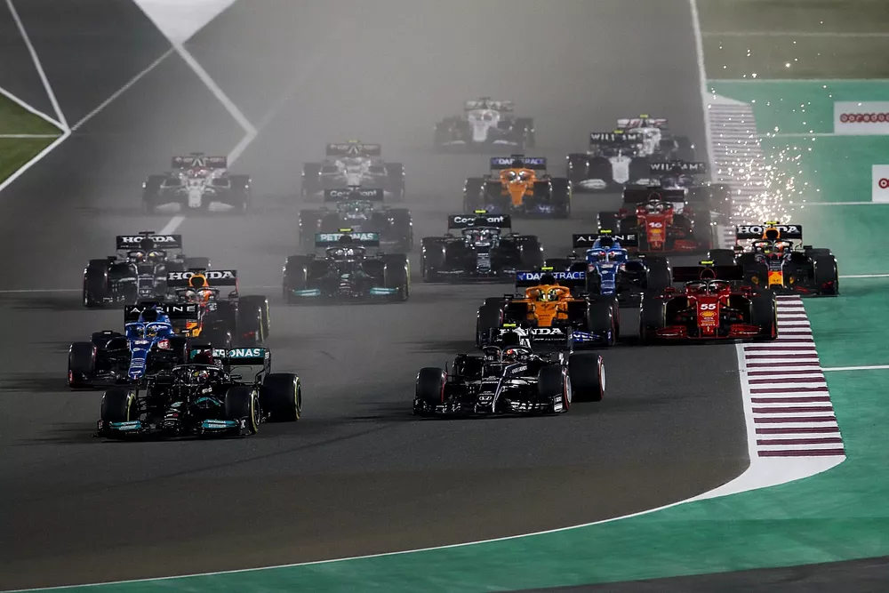 Lewis Hamilton, Mercedes W12, Pierre Gasly, AlphaTauri AT02, Fernando Alonso, Alpine A521, Lando Norris, McLaren MCL35M, Carlos Sainz Jr., Ferrari SF21, et le reste des monoplaces au d&eacute;part