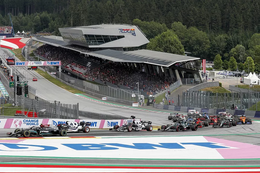 Valtteri Bottas, Mercedes W12, Pierre Gasly, AlphaTauri AT02, Yuki Tsunoda, AlphaTauri AT02,Lance Stroll, Aston Martin AMR21, and the remainder of the field at the start