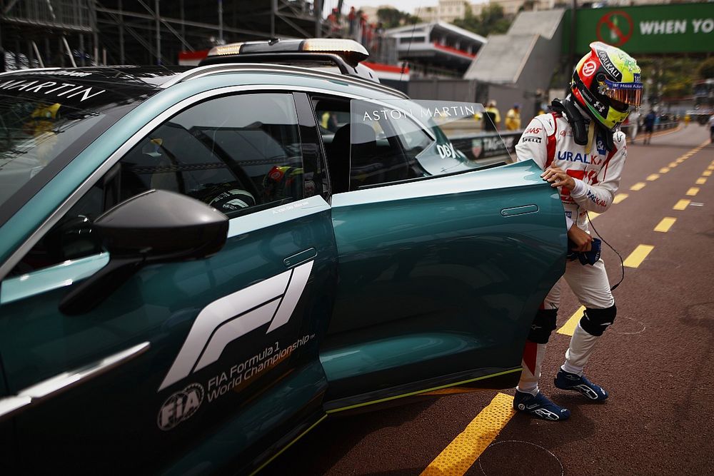 Mick Schumacher, Haas F1, vuelve a pits en el coche m&eacute;dico tras su accidente en la FP3