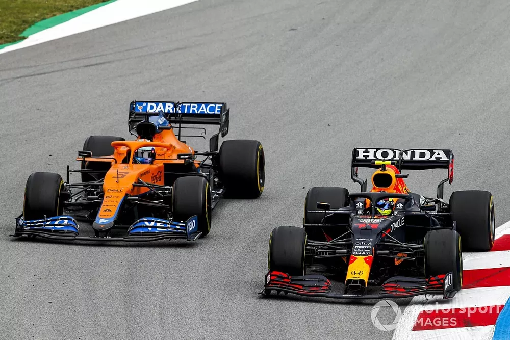 Sergio Perez, Red Bull Racing RB16B, Daniel Ricciardo, McLaren MCL35M