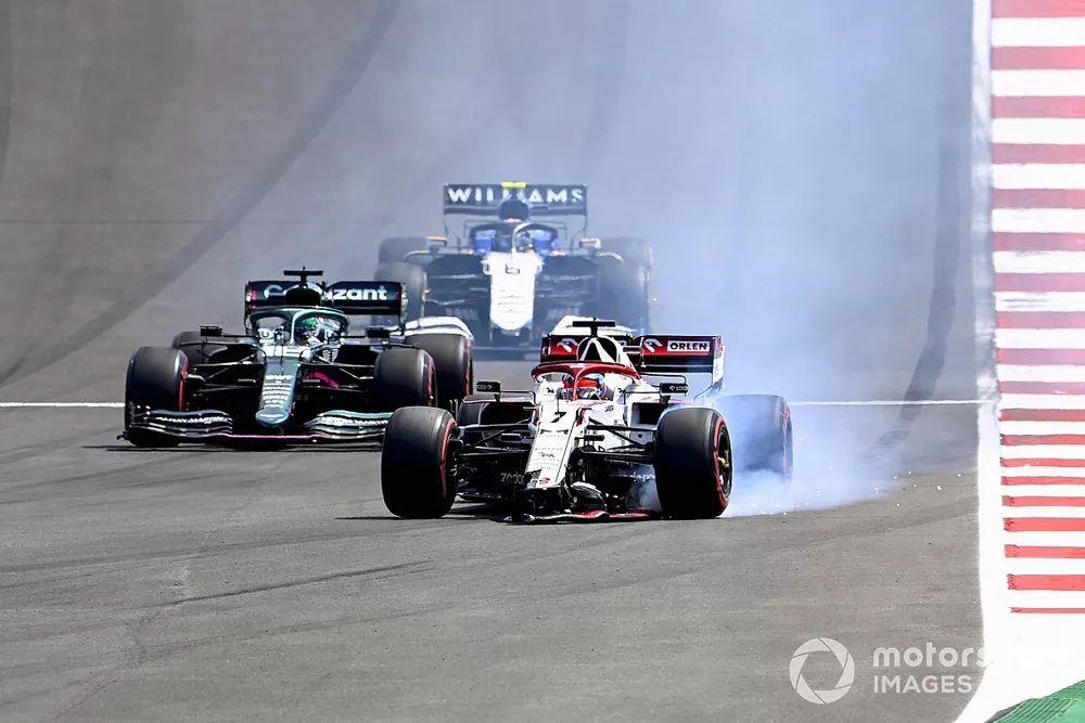 Kimi Raikkonen, Alfa Romeo Racing C41 with a damaged front wing